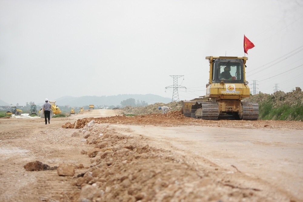 Tại dự án thành phần Nghi Sơn - Diễn Châu, gói thầu XL04 do Tập đoàn Cienco4 đứng đầu liên danh cũng tăng sự nhộn nhịp thi công khi mới được “tiếp lửa” nguồn vật liệu.