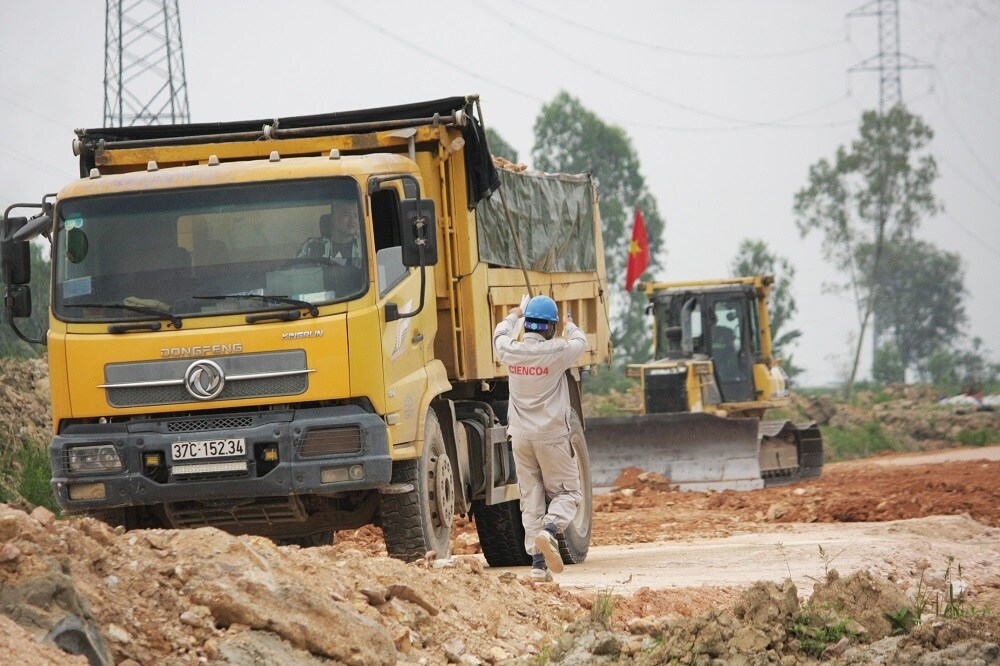 Thế nhưng, một tháng trở lại đây, mỏ Diễn Yên được cấp phép khai thác, Sản lượng khai thác đất đắp thi công nền đường của Cienco4 tăng lên 5.000 m3/ngày. Sản lượng thi công của Cienco4 đã đạt khoảng 25%, cơ bản đáp ứng tiến độ theo đúng kế hoạch.