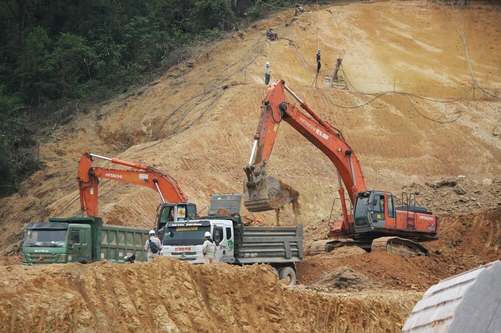 Ông Nguyễn Mạnh Hùng, Giám đốc điều hành gói thầu số XL-03 thuộc nhà thầu Công ty CP Tập đoàn Cienco4 cho biết, tại gói thầu này, bên cạnh thi công 567m/1.100m nhánh trái phía Bắc hầm Thần Vũ, Cienco4 còn phụ trách thực hiện  6 km đường và 5 cầu. Tổng giá trị hợp đồng là 1.269 tỷ đồng.