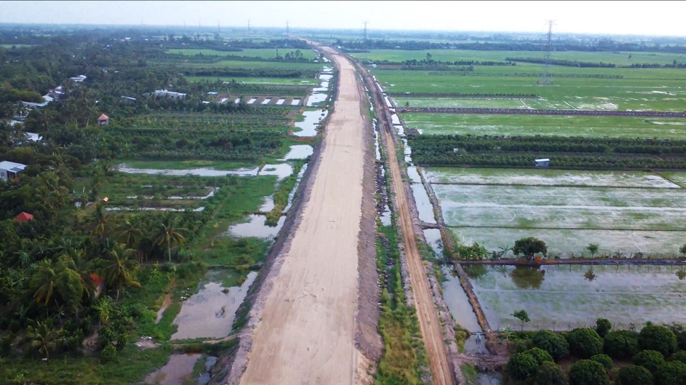 Bên cạnh các dự án thành phần cao tốc Bắc - Nam giai đoạn 1, Tập đoàn Cienco4 cũng đang tham gia thi công gói thầu XL02 dự án ĐTXD đường cao tốc Mỹ Thuận - Cần Thơ với tổng giá trị hợp đồng hơn 705 tỷ đồng. Mặc dù dự án chịu ảnh hưởng rất lớn bởi đại dịch Covid -19 và biến động giá vật liệu (cát tăng khoảng 25%, thép tăng khoảng 45%), song, Cienco4  vẫn bố trí đầy đủ nguồn lực, thực hiện phần khối lượng phụ trách đạt hơn 45% ở thời điểm hiện tại.