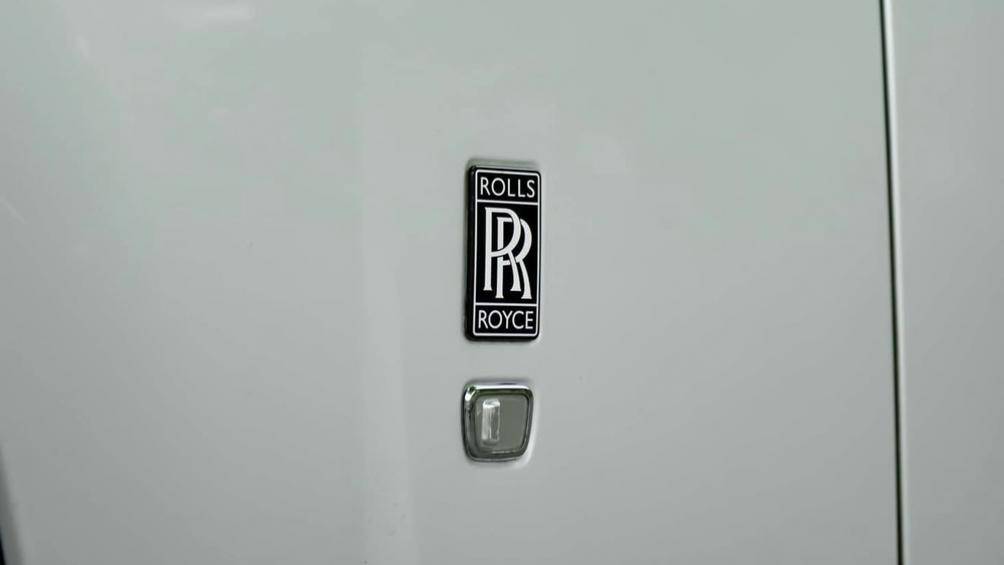 Đường Coachline màu vàng cùng logo thiếu phụ bay được đặt bên hông xe