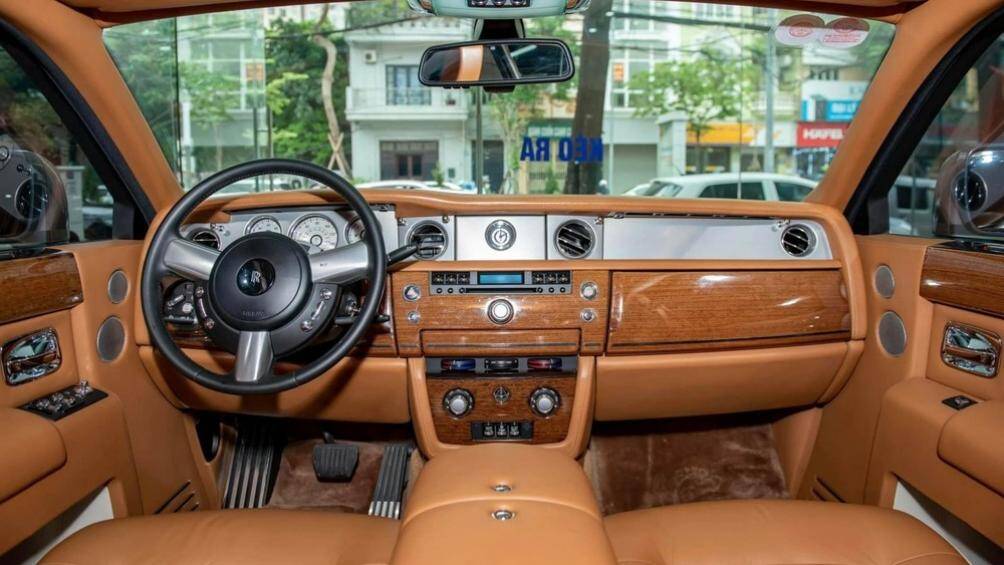 Ở bên trong cabin, nội thất của xe có tông màu nâu là chủ đạo. Bên cạnh đó là các chi tiết mạ crôm nổi bật, ốp gỗ sang trọng