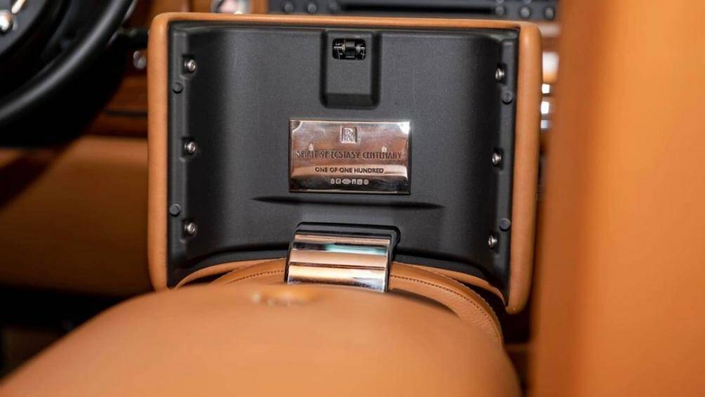 Hiện giá xe Rolls-Royce tại Việt Nam dành cho phiên bản Phantom ước tính trên 46,2 tỷ đồng cho bản tiêu chuẩn và 54,3 tỷ đồng cho bản trục cơ sở dài