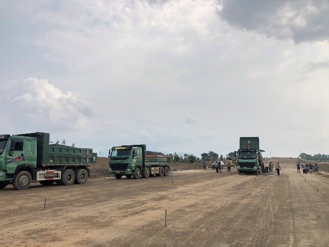 Tại dự án cao tốc Bắc - Nam đoạn Cam Lộ - La Sơn, Cienco4 cũng đang bứt tốc đưa gói thầu XL09 về đích vào ngày 30/8/2022 tới đây. Theo đại diện Ban điều hành gói thầu, Cienco4 phụ trách thi công 3 km đường, 3 cầu trên tuyến chính. Cùng đó là một số nút giao như nút giao QL49, nút giao Bắc và Nam cầu Tuần. Tính đến nay, tuyến chính đã hoàn thành thảm BTN C19 1,3km/3km. Phần còn lại đã cơ bản hoàn thành đắp nền K95.