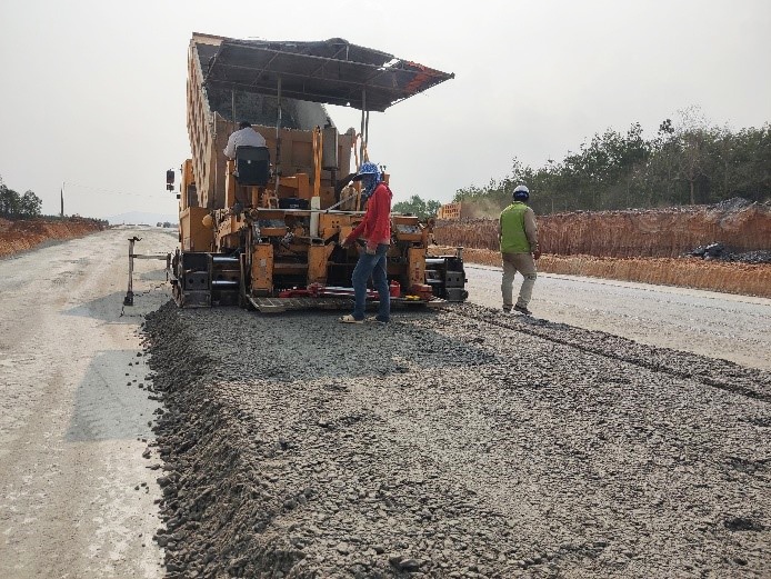 Tham gia gói thầu 2-XL dự án cao tốc Bắc - Nam đoạn Phan Thiết - Dầu Giây, nhà thầu Cienco4 cũng đang huy động 148 thiết bị, triển khai 11 mũi thi công (5 mũi thi công đường, 6 mũi thi công cầu). Các mũi thi công đều bố trí 3 ca liên tục để đảm tiến độ thực hiện cam kết.