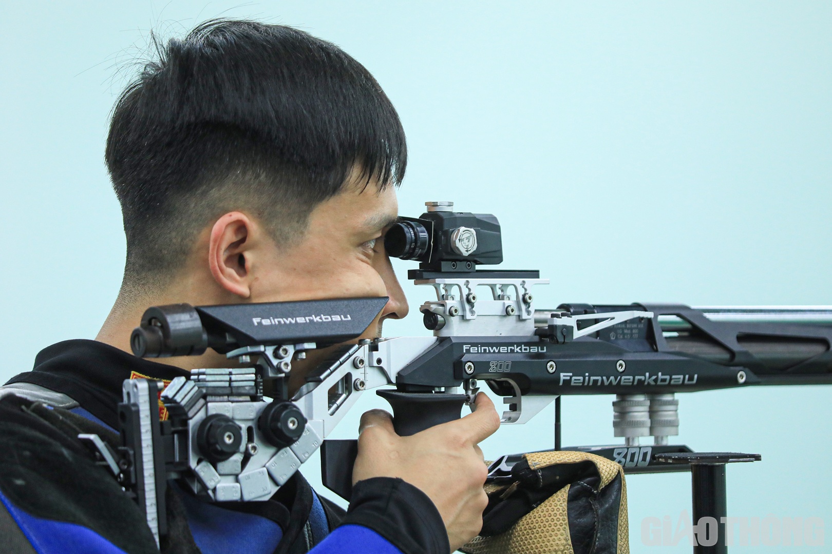 Trước mỗi phát đạn là sự tập trung cao độ của các xạ thủ.