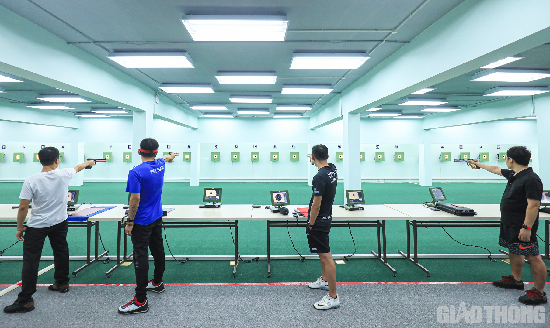 Đội tuyển bắn súng Việt Nam tham dự SEA Games 31 với 31 vận động viên. Đáng chú ý, xạ thủ vô địch Olympic Hoàng Xuân Vinh đã chuyển sang làm công tác huấn luyện.