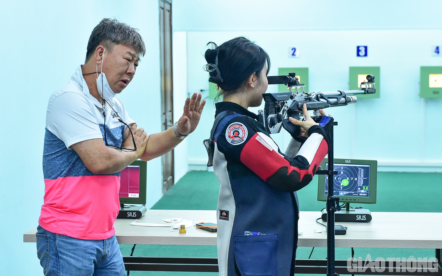 Huấn luyện viên chăm chú quan sát và liên tục có những chỉ đạo để điều chỉnh kỹ thuật trong bài bắn của xạ thủ.