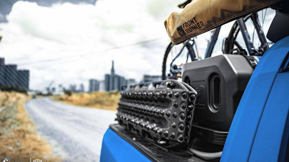 Thêm vào đó, xe còn được trang bị thêm một chiếc xẻng đa năng và cây rìu Yankee của Front Runner đặt gọn trên giá nóc