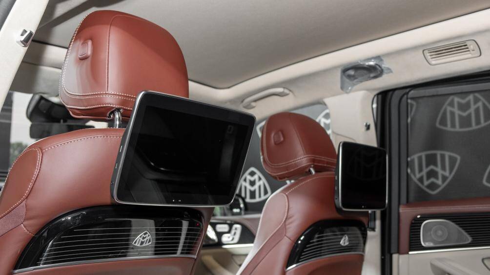 Thêm vào đó, hàng ghế sau còn được bố trí 2 màn hình giải trí riêng, hệ thống điều hòa độc lập, bàn làm việc, tủ lạnh mini…