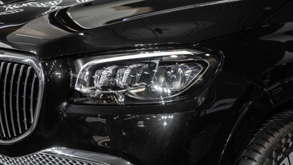 Mercedes-Maybach GLS 480 sử dụng công nghệ Multibeam LED kết hợp với nhiều tính năng tự động tương tự trên GLS 600. Bên dưới, hốc hút gió với viền mạ chrome dạng đan chéo, giúp tăng thêm phần thể thao và sang trọng cho xe