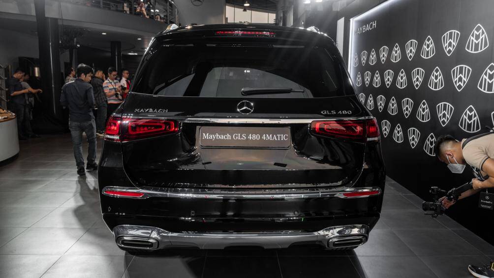 Hệ thống cản sau và ống xả kép cũng được mạ chrome toàn bộ