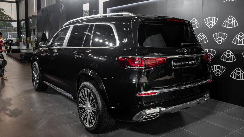 Phía sau, cụm đèn hậu LED sở hữu thiết kế 2 khoang tách biệt