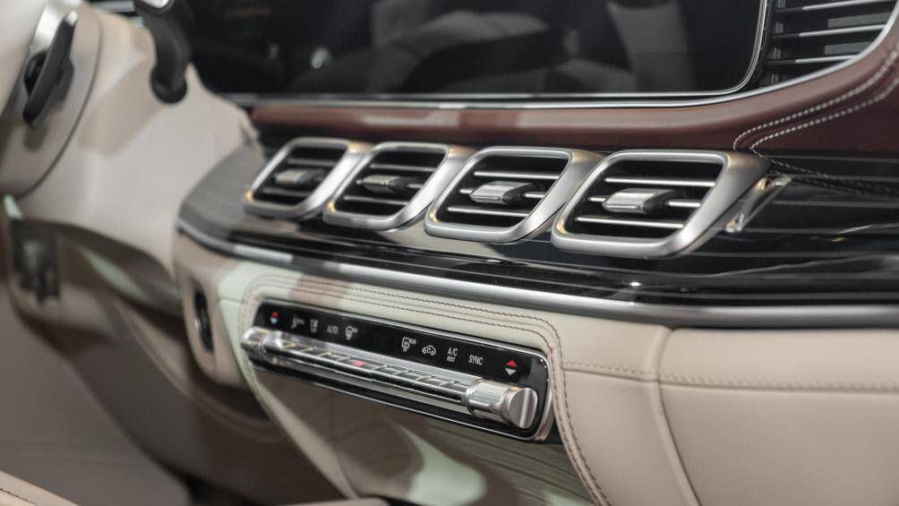 Mercedes-Maybach GLS 480 sở hữu hệ thống giải trí bao gồm màn hình 12,3 inch, hệ thống âm thanh Burmester High End 3D kết nối qua hệ điều hành MBUX