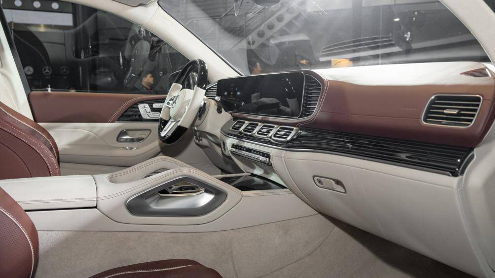 Bên trong khoang nội thất, Mercedes-Maybach GLS 480 thể hiện sự sang trọng bằng các vật liệu cao cấp, bố trí tương tự đàn anh GLS 600. Ghế ngồi trên xe được bọc da Nappa, tích hợp ghế thông minh với khả năng tùy chỉnh tựa lưng và hông bằng đệm khí chưa kể dàn tính năng thường thấy như chế độ massage, sưởi ấm, làm mát và giữ cân bằng khi vào cua