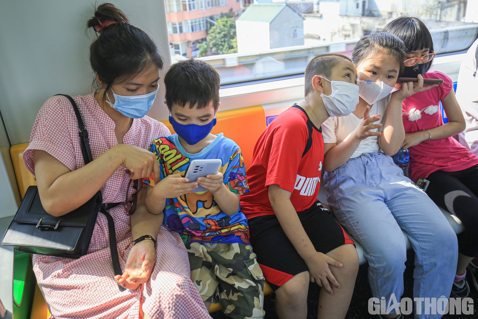 Chị Nguyễn Thị Mùi (quận Đống Đa) chia sẻ: "Do công việc bận bịu nên tôi chưa có dịp đưa các con đi tàu điện trên cao. Nhân dịp nghỉ lễ này, thay vì đi du lịch xa, cả gia đình đã quyết định làm một "tour" từ Cát Linh đến Yên Nghĩa".