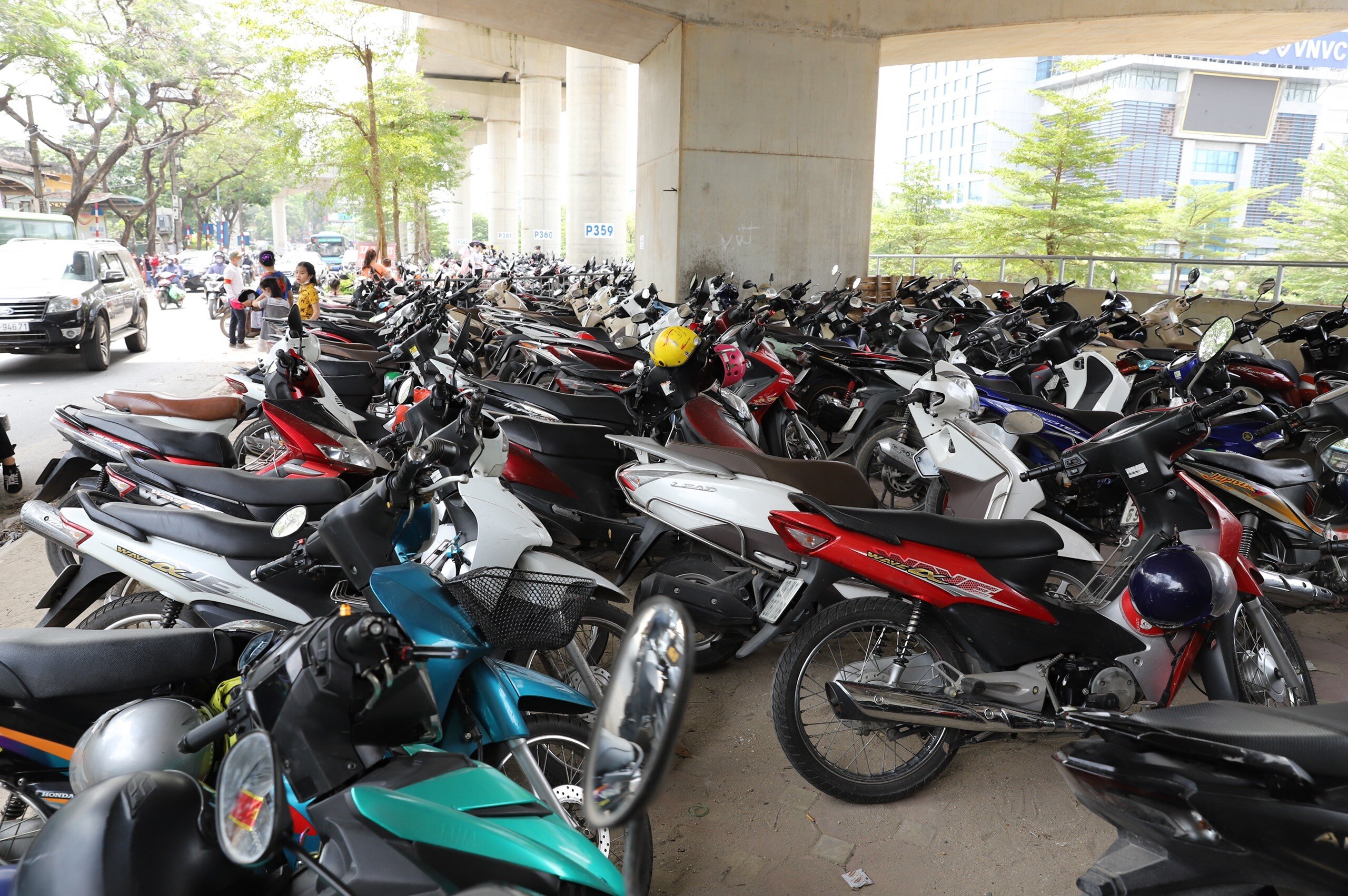 Khu vực gửi xe máy của khách vào Công viên cũng trong tình trạng chật kín.