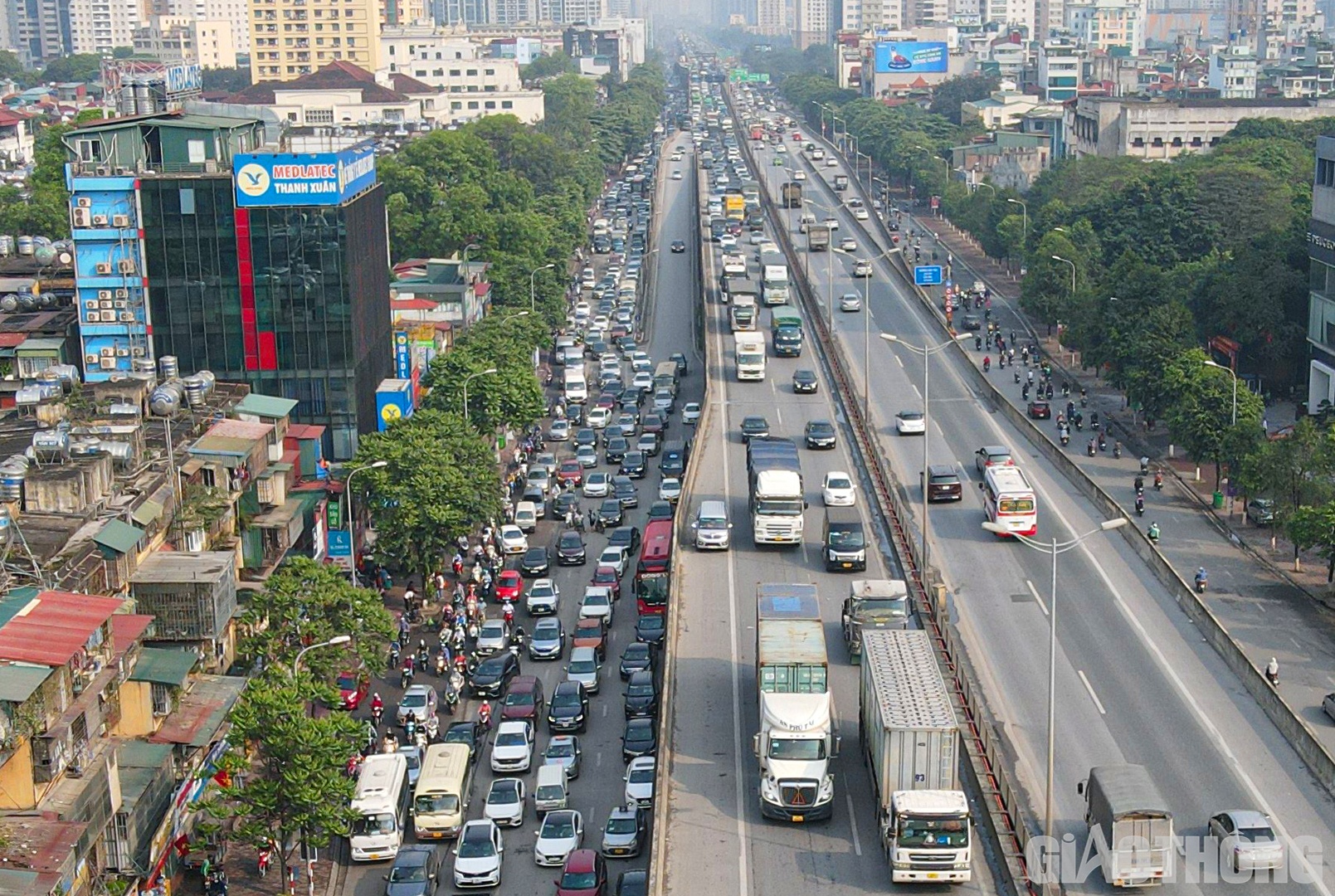 Ghi nhận của PV Báo Giao thông trong sáng nay (30/4), ngay từ sớm hàng nghìn phương tiện di chuyển cùng thời điểm trên trục đường Vành Đai 3 - Khuất Duy Tiến.