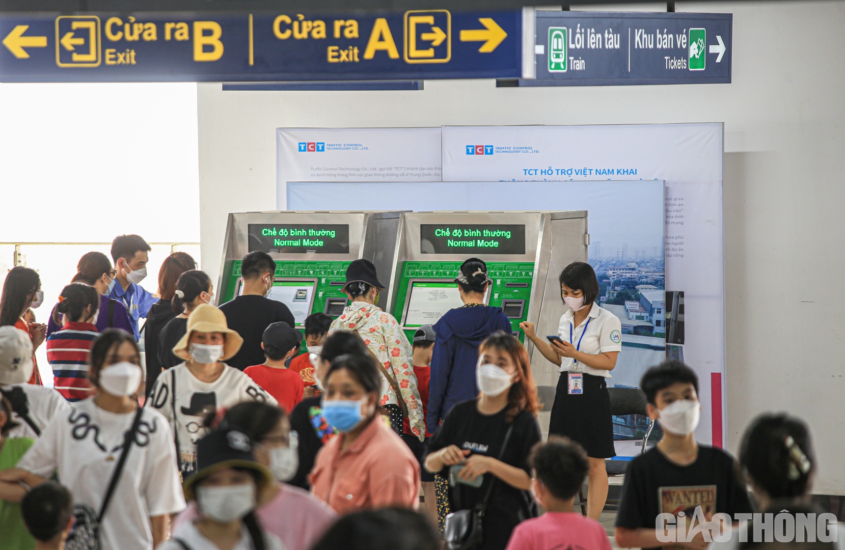 Hệ thống máy bán vé tự động trong ngày cao điểm được Hanoi Metro bố trí thêm 2 nhân viên, hướng dẫn thao tác cho khách hàng mua vé lượt.