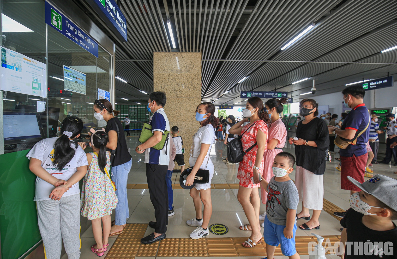 Hành khách thong thả xếp hàng chờ mua vé ngày với giá 30 nghìn đồng/người để thoải mái tham quan đi lại qua các ga.