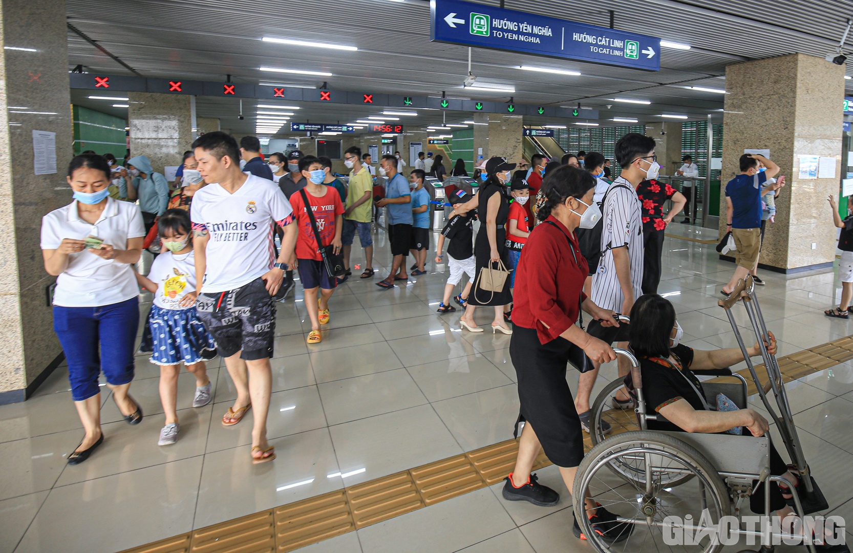 Trong số đó có cả những hành khách là người khuyết tật được người nhà đưa đi tham quan.
