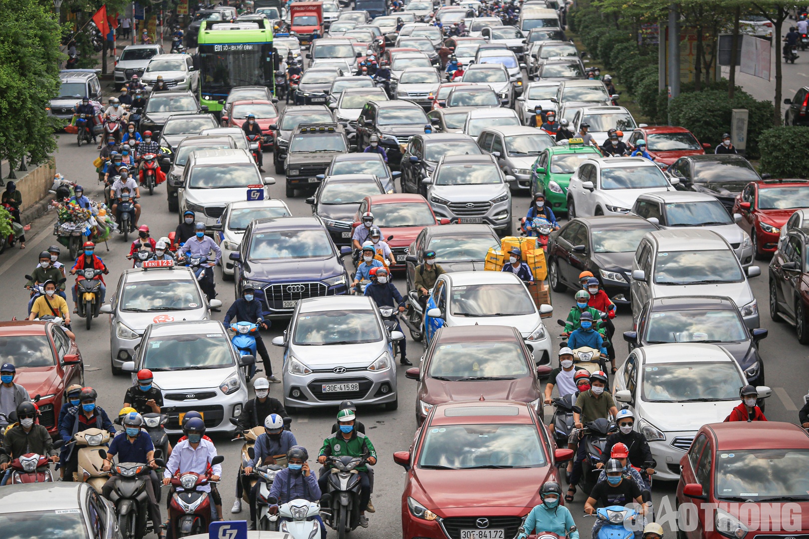 Theo đại diện Thanh tra Sở GTVT Hà Nội, để đảm bảo TTATGT, Thanh tra Sở đã lên phương án phối hợp liên ngành trực chốt, phân luồng cho các phương tiện di chuyển, không bị ùn tắc quá lâu. Tại các khu vực bến xe, cửa ngõ, các tuyến đường đều có lực lượng chức năng phân luồng, xử lý sự cố....
