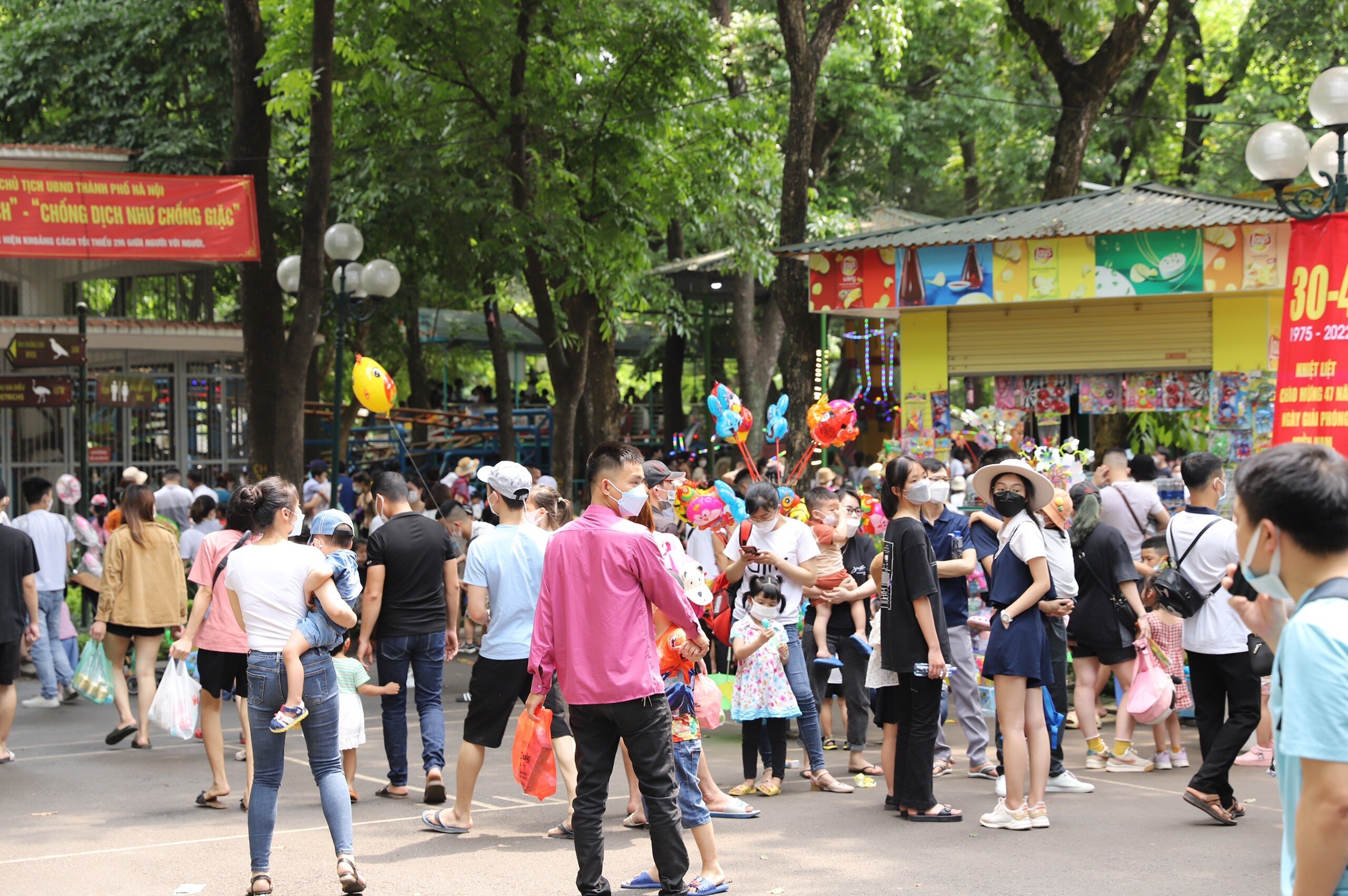 Tại Công viên Thủ Lệ (quận Ba Đình, TP Hà Nội) trong sáng nay (30/4) đã đón hàng chục nghìn lượt khách.