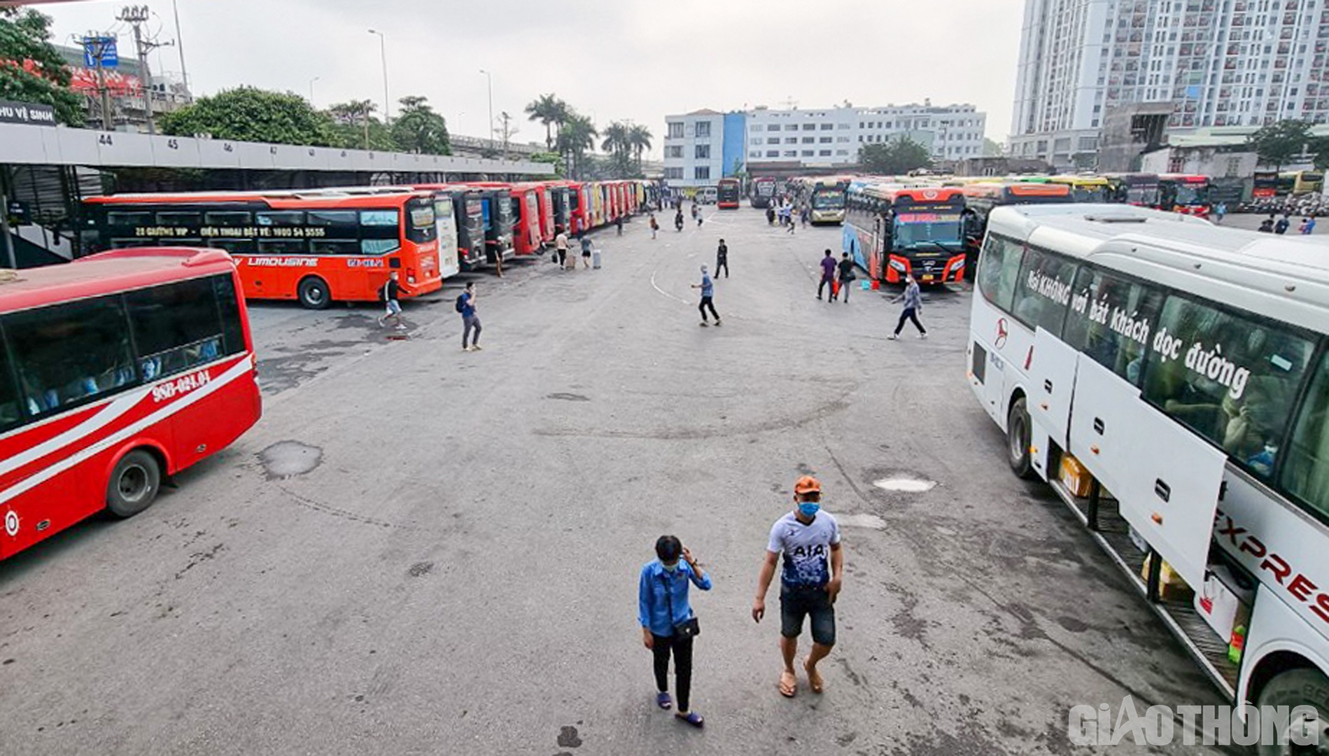 Tương tự, BX Nước Ngầm cũng thông thoáng trong sáng 30/4.