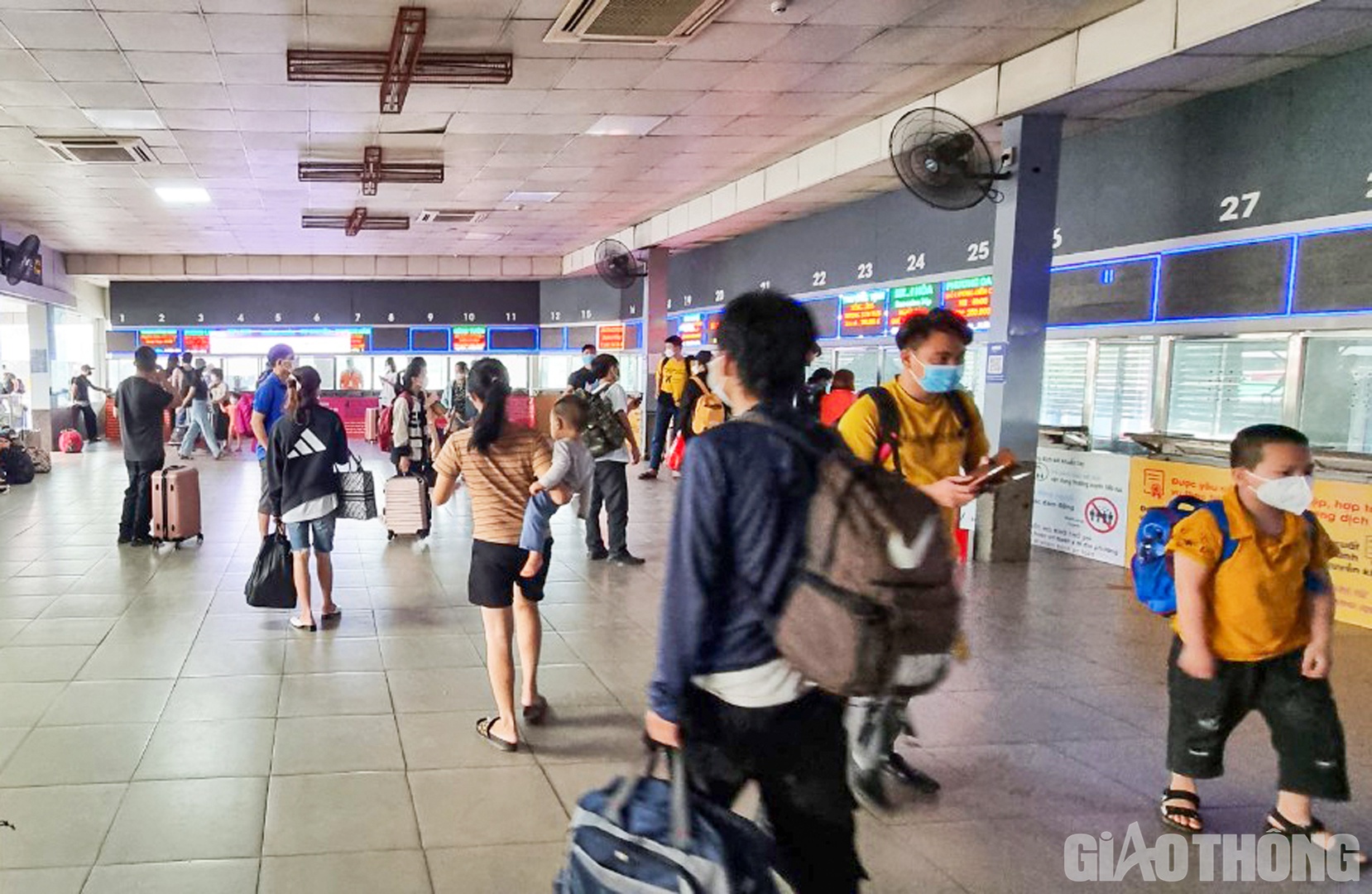Ông Trịnh Hoài Lam - Phó giám đốc BX Nước Ngầm cho hay, trong ngày cao điểm hôm qua, bến xe đón hơn 20 nghìn lượt hành khách.