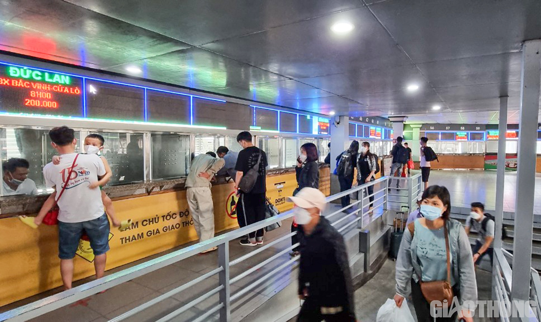 "Ngày hôm qua, 100% nhân viên bến xe trực xuyên đêm đến 2 - 3h sáng mới hết khách. Từ 6h sáng nay khách tới mua vé về quê - đã "giảm nhiệt" hơn", ông Lam thông tin.