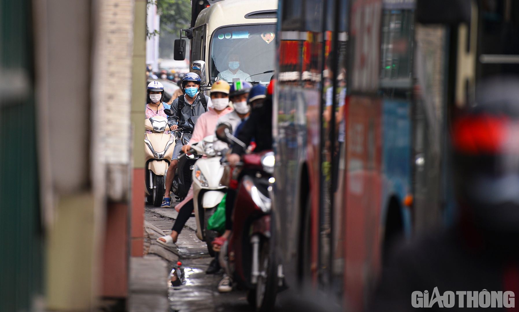 Các phương tiện phải nhích từng centimét.