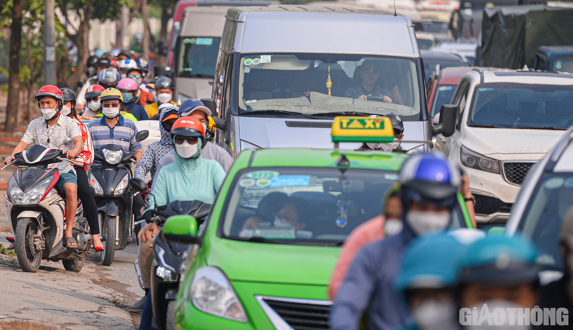 Cảnh tượng ùn tắc diễn biến phức tạp, những dòng ô tô, xe máy cá nhân ken cứng trên đường Nguyễn Xiển lúc 10h30'.