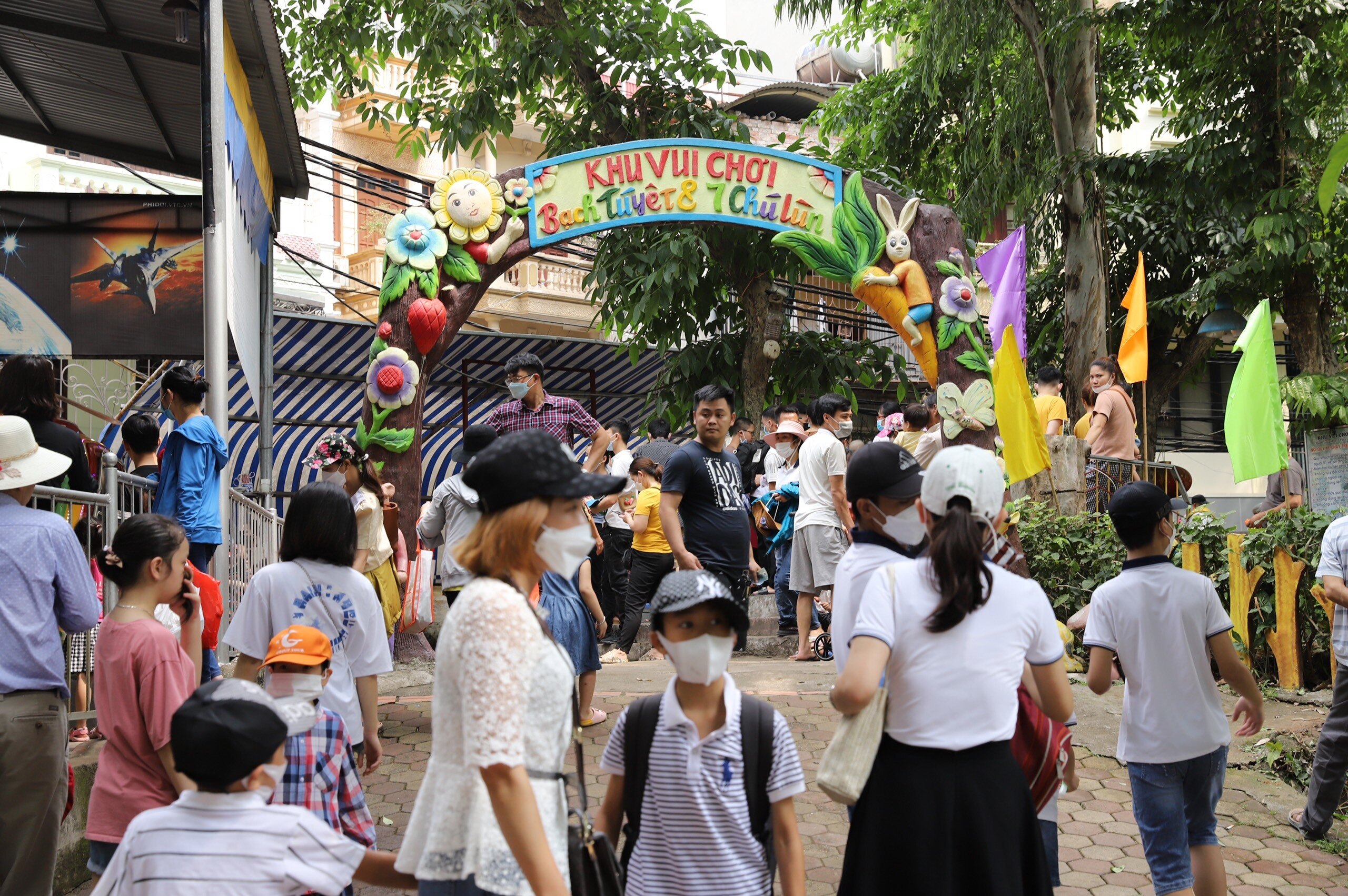 Những khu vui chơi của trẻ em trong Công viên Thủ Lệ luôn đông người xếp hàng đến lượt.