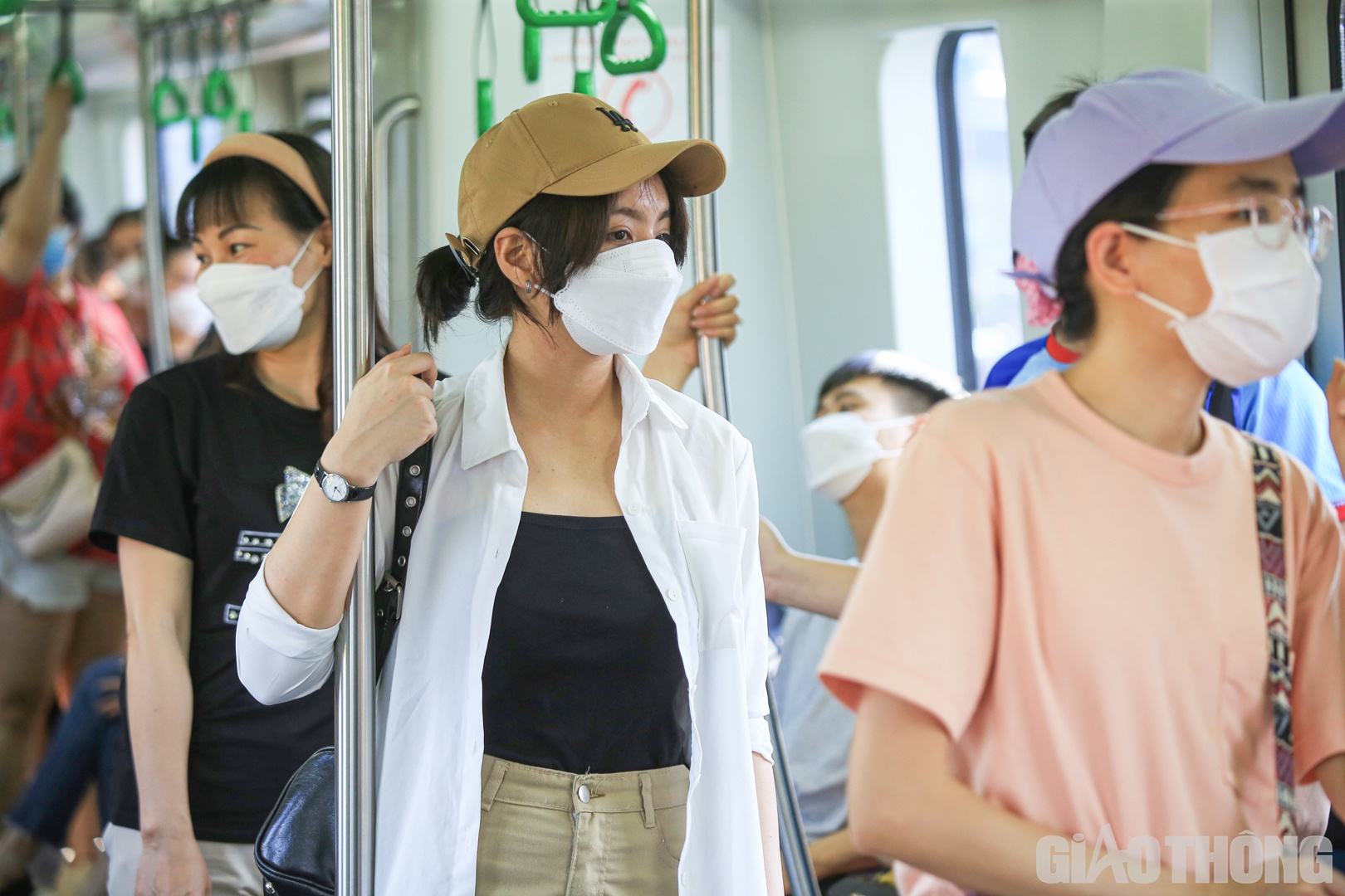 Nhiều thời điểm, các tay nắm đứng cho hành khách vẫn trống.