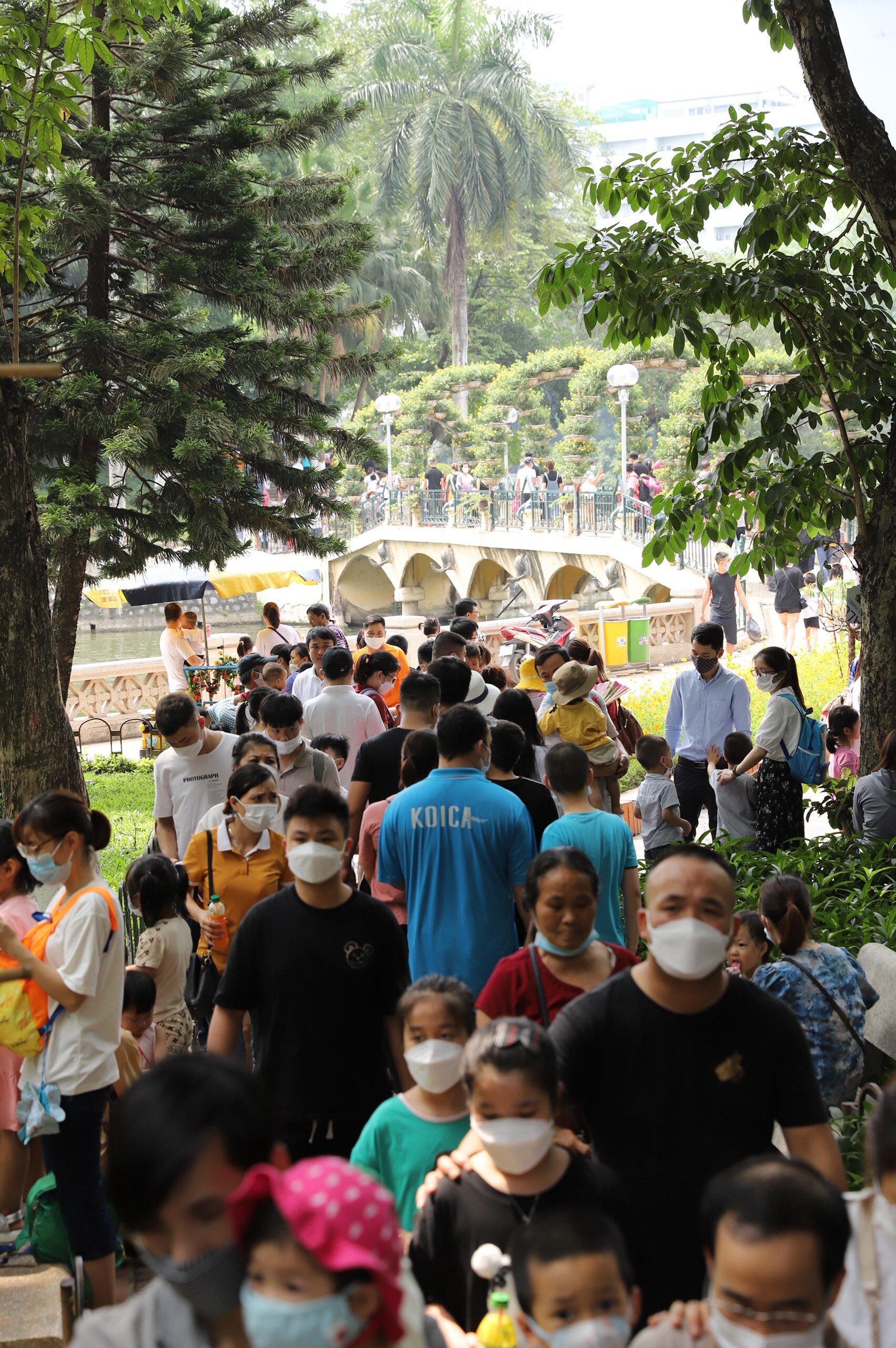 Chị Vũ Hồng Loan cho biết "thời tiết hôm nay không quá nắng nóng nên mọi người đổ về Vườn thú rất đông, không chỉ người sinh sống ở Thủ đô mà còn người ở các tỉnh khác đến".