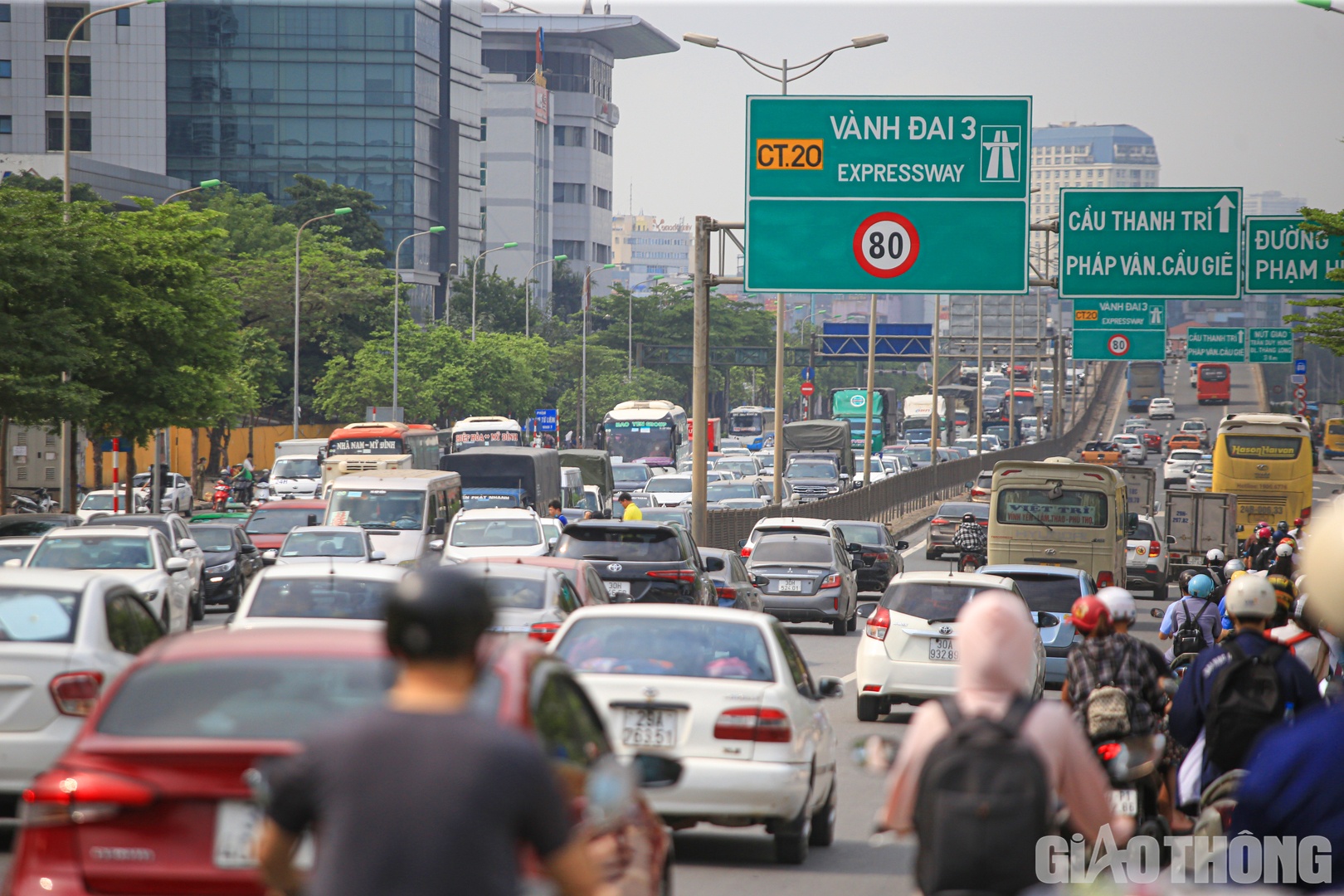 Phía đầu cầu vượt Mai Dịch lúc 8h30' ken kín phương tiện.