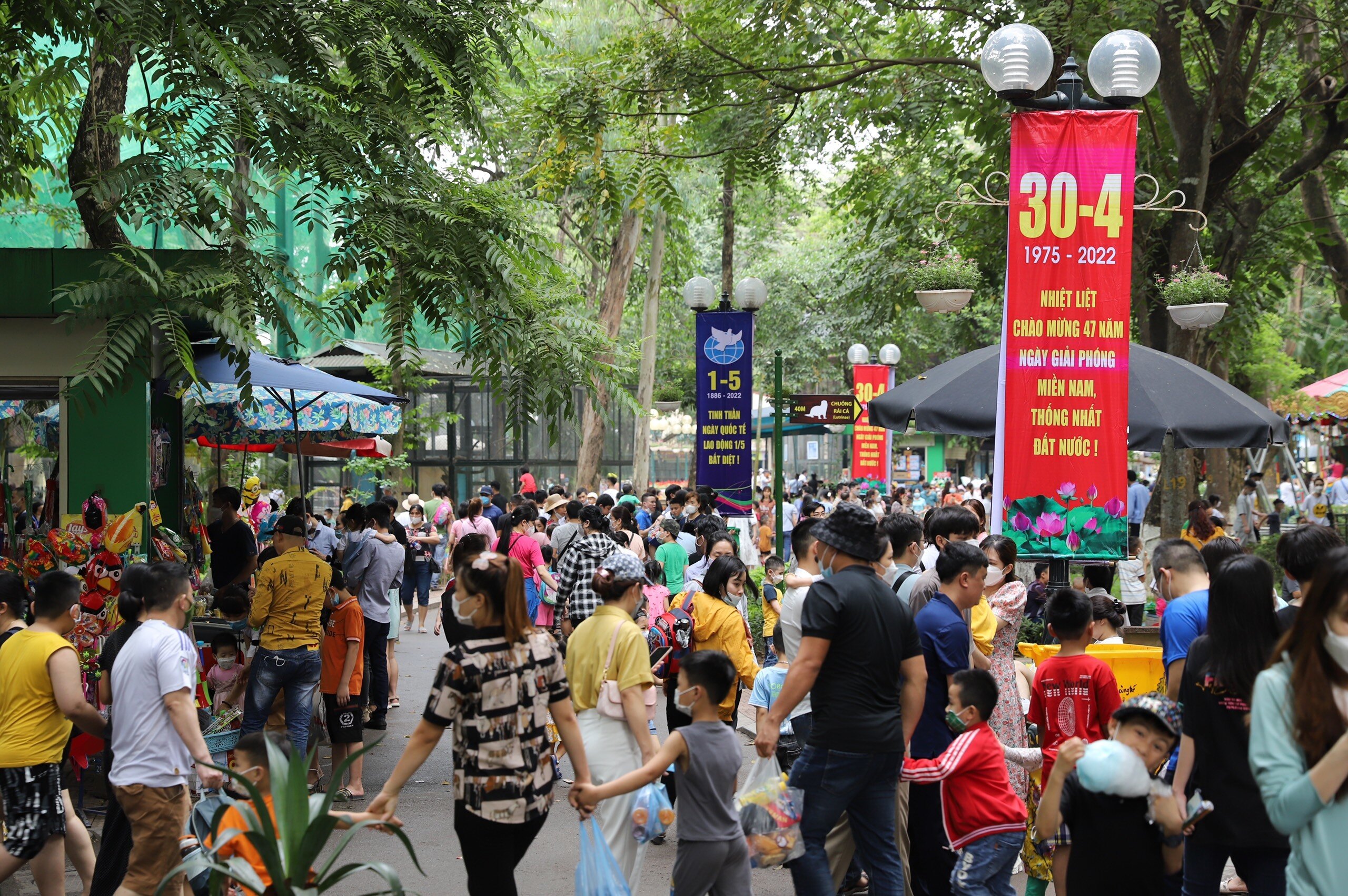 "Tôi cứ tưởng mọi người về quê hết nhưng không ngờ Công viên lại đông như thế này", một người đến Công viên Thủ Lệ trong sáng nay cho biết.