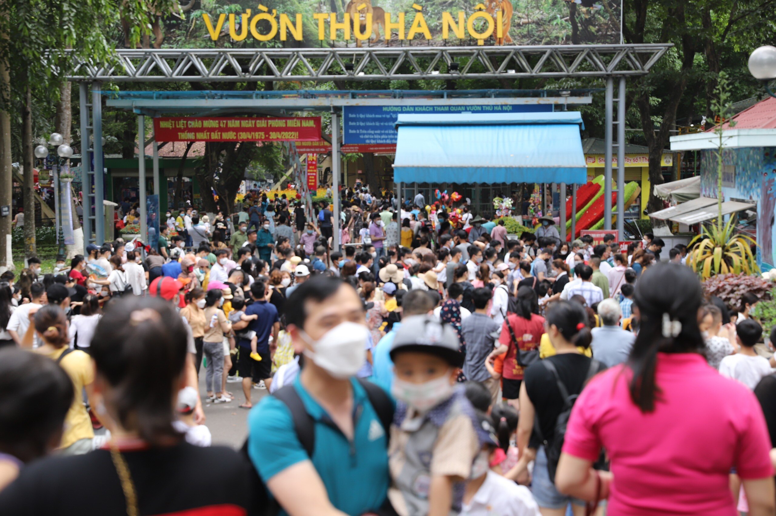 Theo nghi nhận của PV, ngay trong ngày nghỉ đầu tiên của kỳ nghỉ 4 ngày 30/4 - 1/5, nhiều điểm vui chơi ở Hà Nội đông nghịt người.