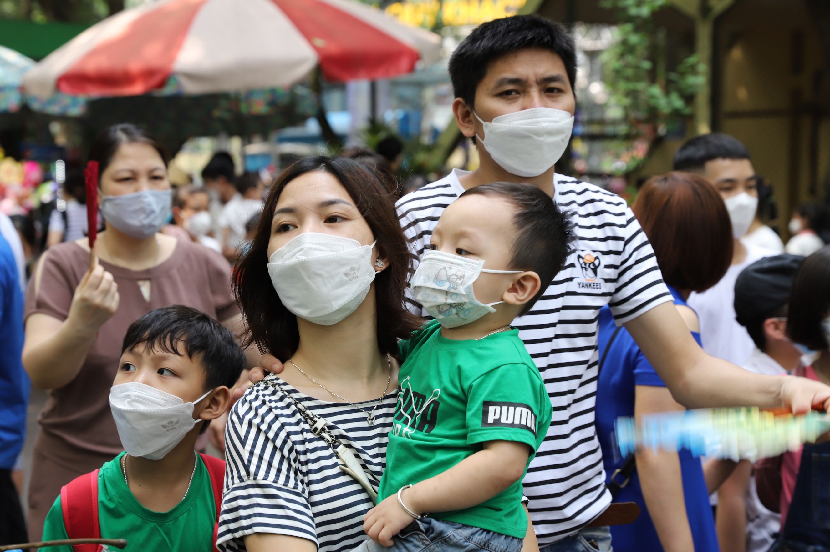 Rất nhiều gia đình đã đưa con nhỏ đến thăm quan Vườn thú tại Hà Nội.