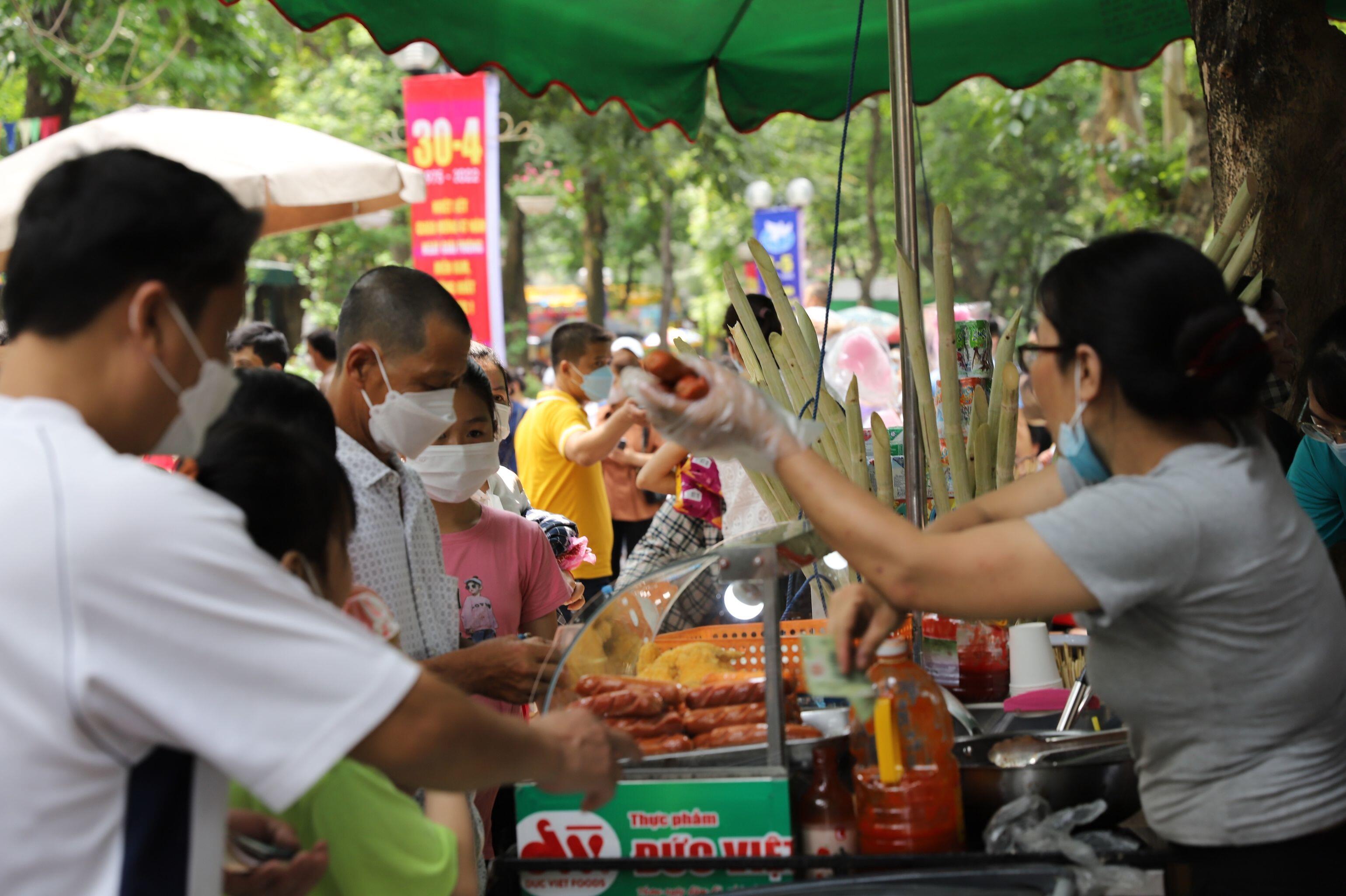 Nhiều cửa hàng bán đồ ăn tại đây - người bán "mỏi tay" phục vụ người dân vì khách quá đông.