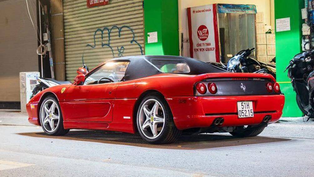 Ngoài màu sơn đỏ Rosso Corsa truyền thống, chiếc siêu xe Ferrari F355 Spider của ông Đặng Lê Nguyên Vũ còn có phần mui xếp mềm màu đen, mâm sơn màu bạc