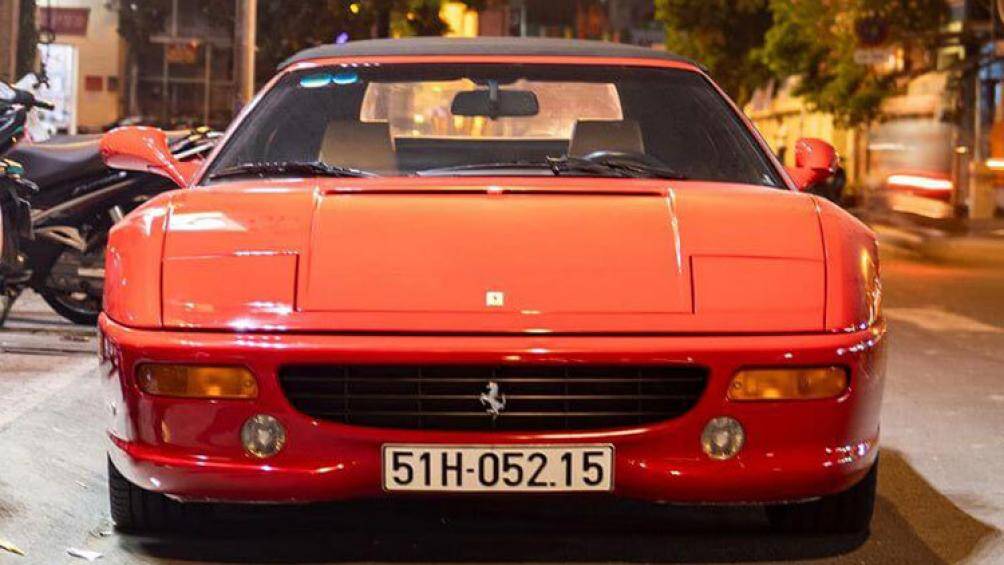 Vô lăng 4 chấu tích hợp lẫy chuyển số, bảng điều khiển trung tâm thiết kế 2 tầng được bọc da cao cấp, xe được trang bị hộp số tự động F1 6 cấp, chế độ lái (Sport)