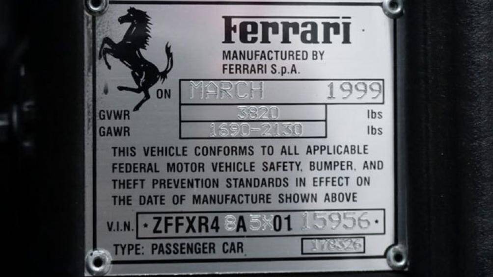 Ngoài màu sơn đỏ Rosso Corsa truyền thống, chiếc siêu xe Ferrari F355 Spider của Đặng Lê Nguyên Vũ còn có phần mui xếp mềm màu đen