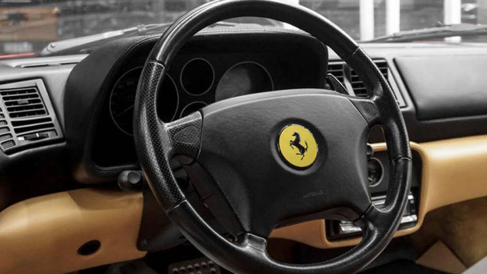 Vô lăng 4 chấu tích hợp lẫy chuyển số, bảng điều khiển trung tâm thiết kế 2 tầng được bọc da cao cấp