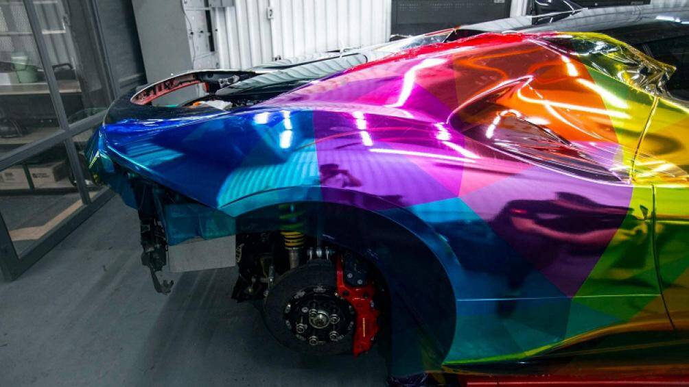 Ngoài bộ áo không thể nổi bật hơn, chiếc siêu xe Ferrari SF90 Stradale này còn được trang bị bộ mâm carbon