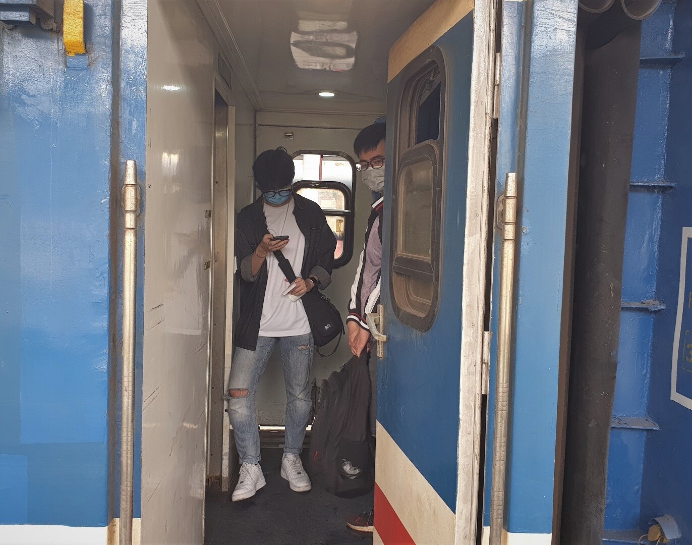 Tàu LP3 xuất phát lúc 9h17 đã kín phương án chỗ với khoảng 1.000 hành khách. Nhiều hành khách không mua được vé ngồi chính thức, phải mua vé phụ ghế nhựa ở đầu toa xe.