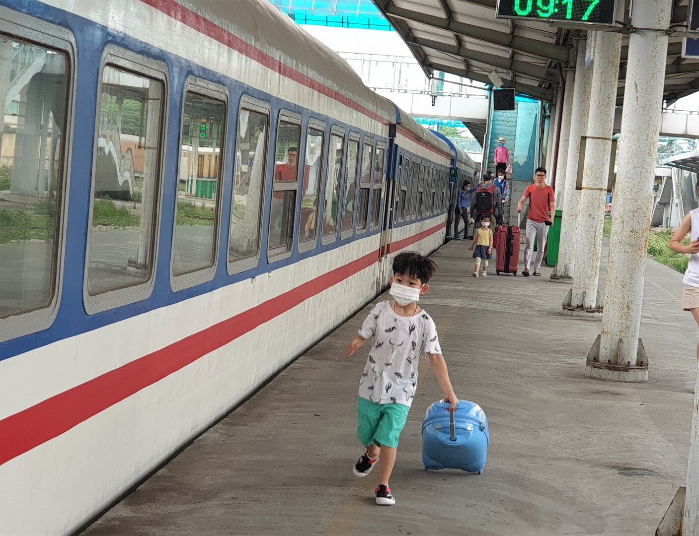 Sáng nay, tại ga Hà Nội đã xuất phát 3 chuyến tàu: tàu SE7 đi TP.HCM, tàu HP1 và tàu tăng cường LP9 đi Hải Phòng. Các chuyến tàu đều kín chỗ, nhất là tàu Hải Phòng. Ảnh: Em bé vui sướng được bố mẹ cho đi chơi bằng tàu.