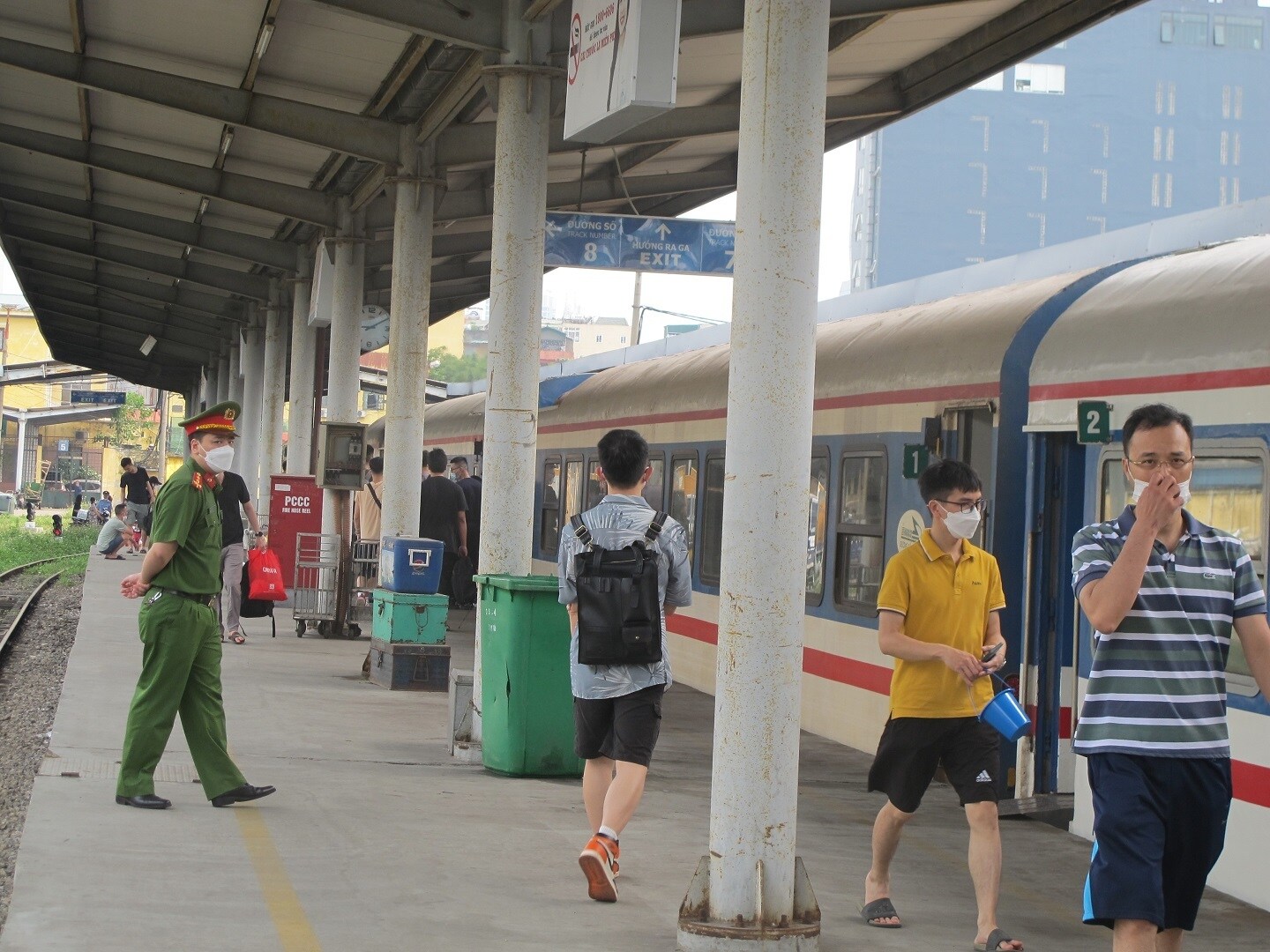 Công ty CP Vận tải đường sắt Hà Nội cho biết, hiện các chuyến tàu xuất phát hôm nay tại ga Hà Nội hầu như đã kín chỗ, chủ yếu là khách đi đường ngắn.