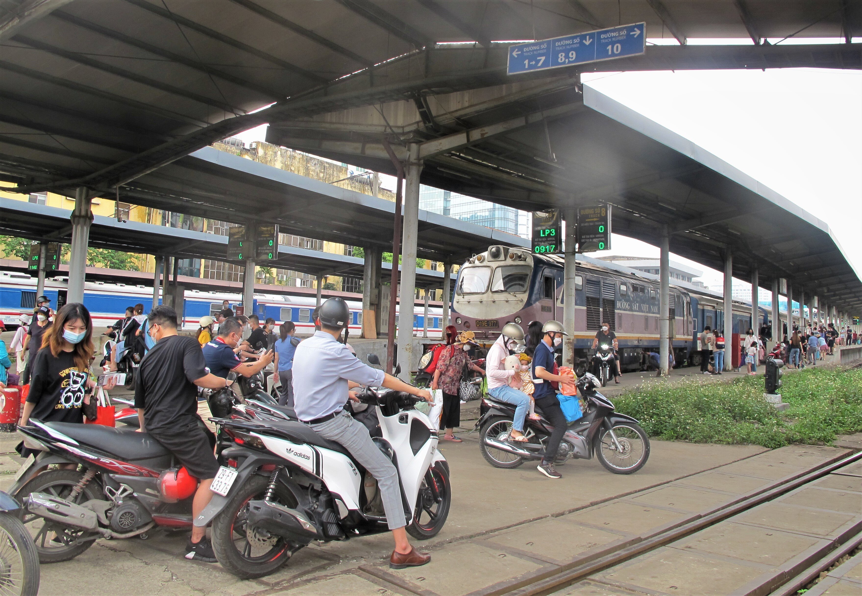Không chỉ tàu đi, tàu về ga Hà Nội cũng rất đông khách. Như chuyến tàu LP2 từ Hải Phòng về ga Hà Nội sáng nay cũng gần 1.000 khách. Rất đông hành khách gửi xe máy theo tàu để di chuyển khi đến Hà Nội. Ảnh: Hành khách tàu LP2 nhận lại xe máy, chuẩn bị ra ga.