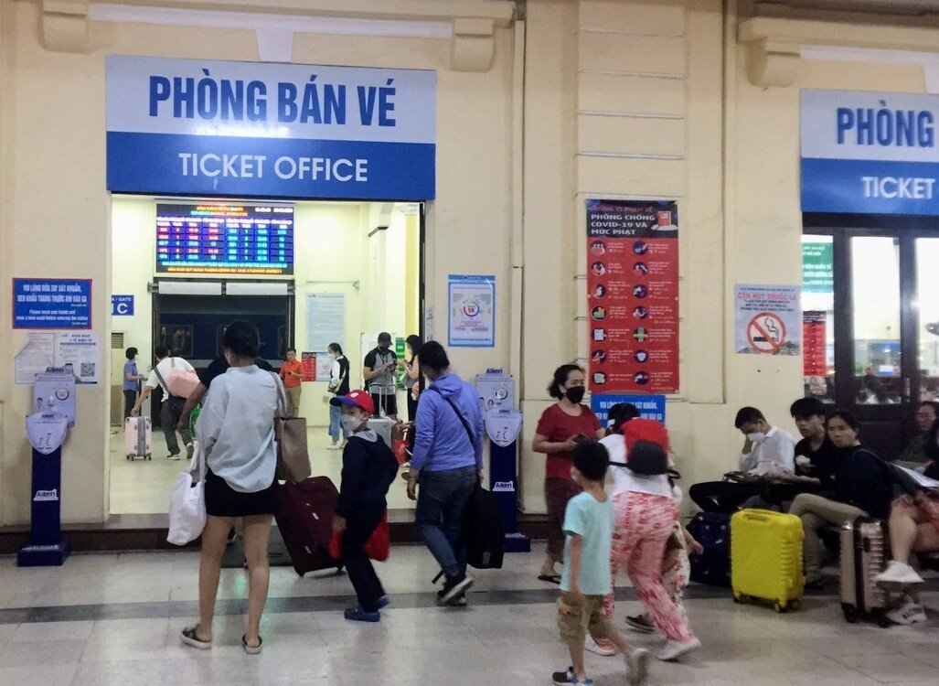 Tuy nhiên, hành khách thực sự đông phải vào tối qua (29/4) tại ga Hà Nội. Từ chuyến tàu SE3 xuất phát đầu tiên lúc 19h25 đến hơn 23h00, có khoảng 10 chuyến tàu, chuyến nào cũng kín phương án chỗ. Ảnh: Hành khách đổ về ga đi tàu.